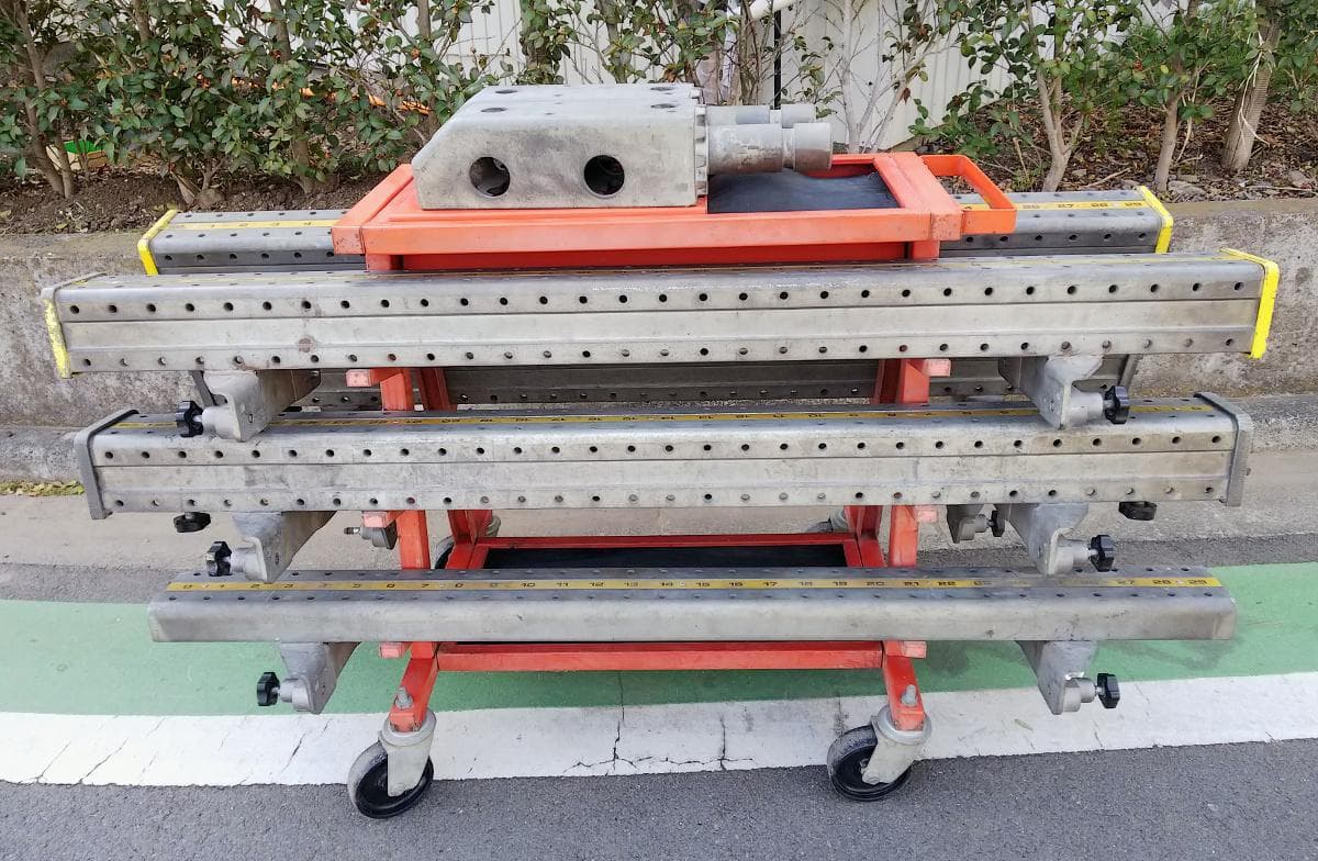 メーカー・型式が不明なフレーム修正機と付属品一式。現状のまま査定できます