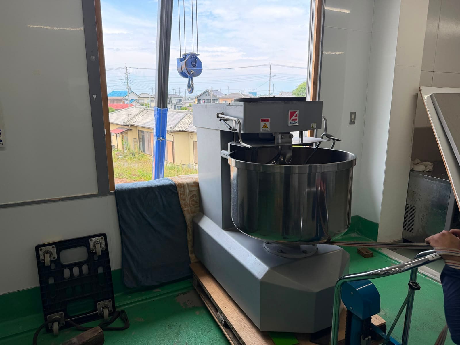 約530kgのミキサーEM80Pを窓の高さまで移動 gallery image 3