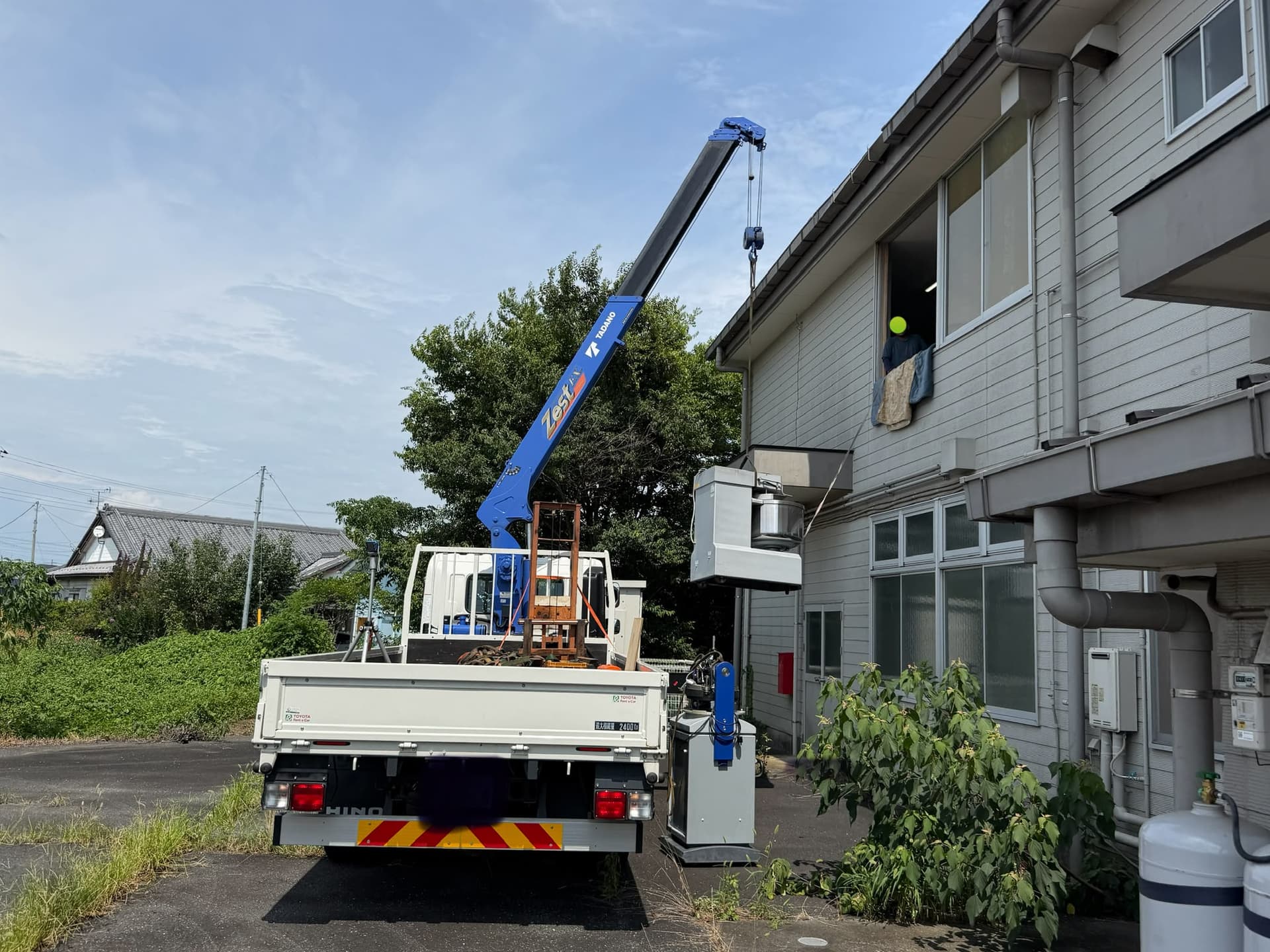 クレーンを使用して1台ずつ安全に搬出 gallery image 1