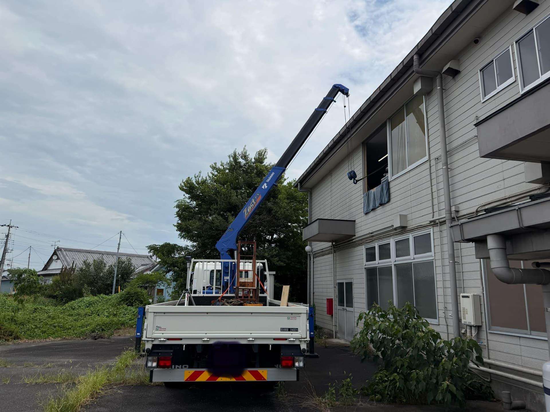 クレーンを使用して1台ずつ安全に搬出 gallery image 2